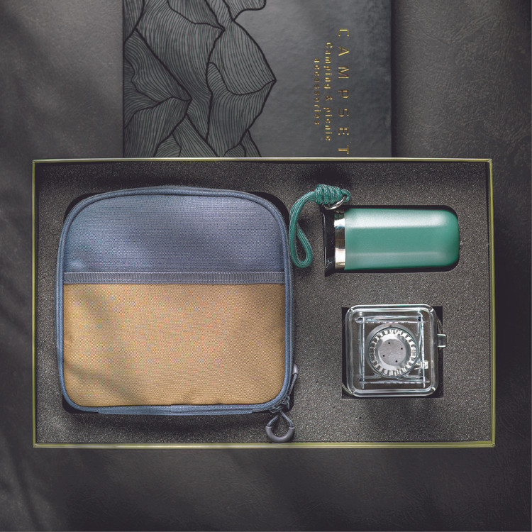 کیف کمپ و پیک نیک 2 نفره، با جنس ضد حرارتی نگهدارنده گرم و سرد تا 8 ساعت، شامل ست غذاخوری کامل + اجاق گاز + ماگ استیل با قابلیت سرد و گرم نگه داشتن مایع